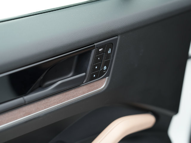 Certified 2026 Porsche Cayenne AWD/4WD image 8