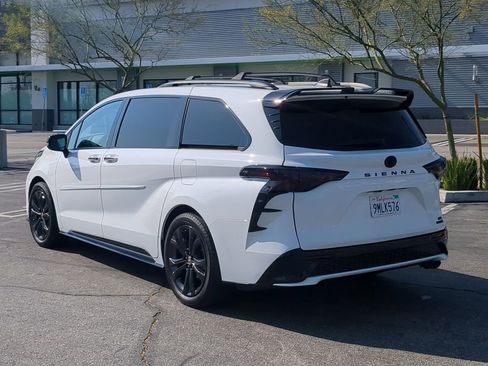 Used 2024 Toyota Sienna XSE FWD image 4