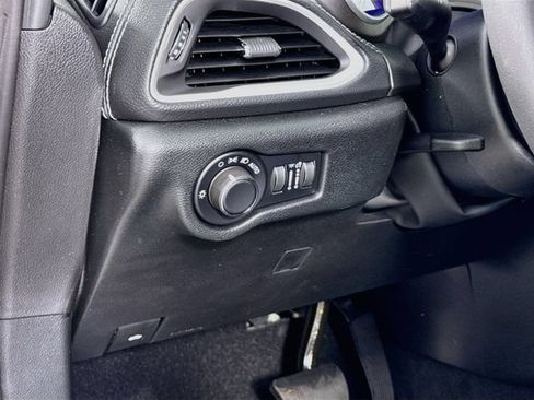 New 2027 Chrysler Pacifica Select FWD image 10