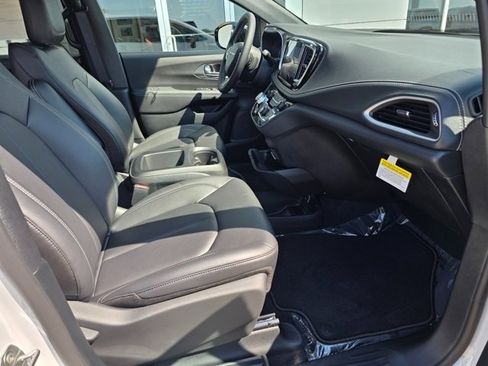 New 2026 Chrysler Pacifica Select image 23