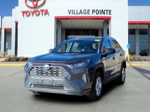 Used 2020 Toyota RAV4 LE image 1