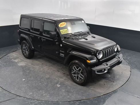 Used 2024 Jeep Wrangler Sahara image 27