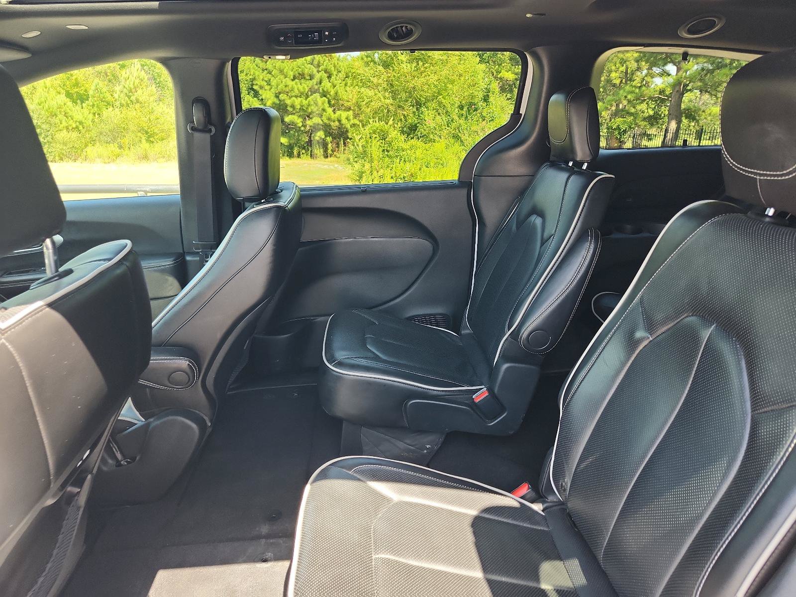 Used 2025 Chrysler Pacifica Limited FWD image 12
