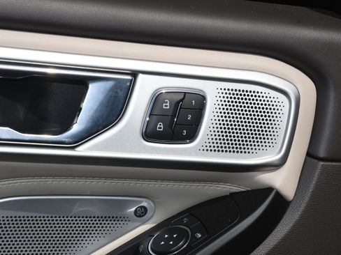 Used 2020 Ford Explorer Platinum w/ Premium Technology Package image 12