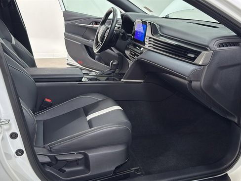 Used 2025 Toyota Camry SE image 18