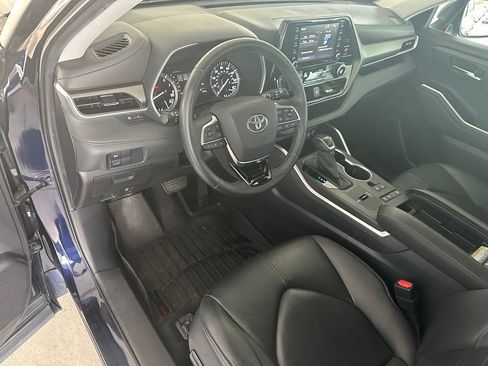 Used 2020 Toyota Highlander XLE FWD image 12