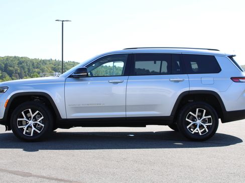 Used 2023 Jeep Grand Cherokee L Limited AWD/4WD image 11