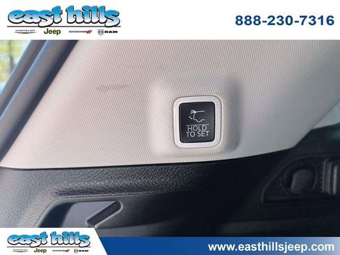 Used 2023 Jeep Grand Cherokee Limited w/ Black Appearance Package image 12