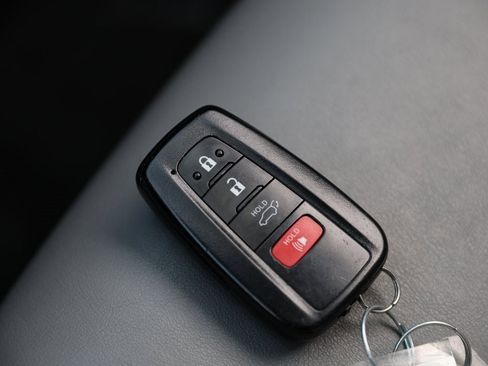 Used 2021 Toyota RAV4 XLE Premium image 34