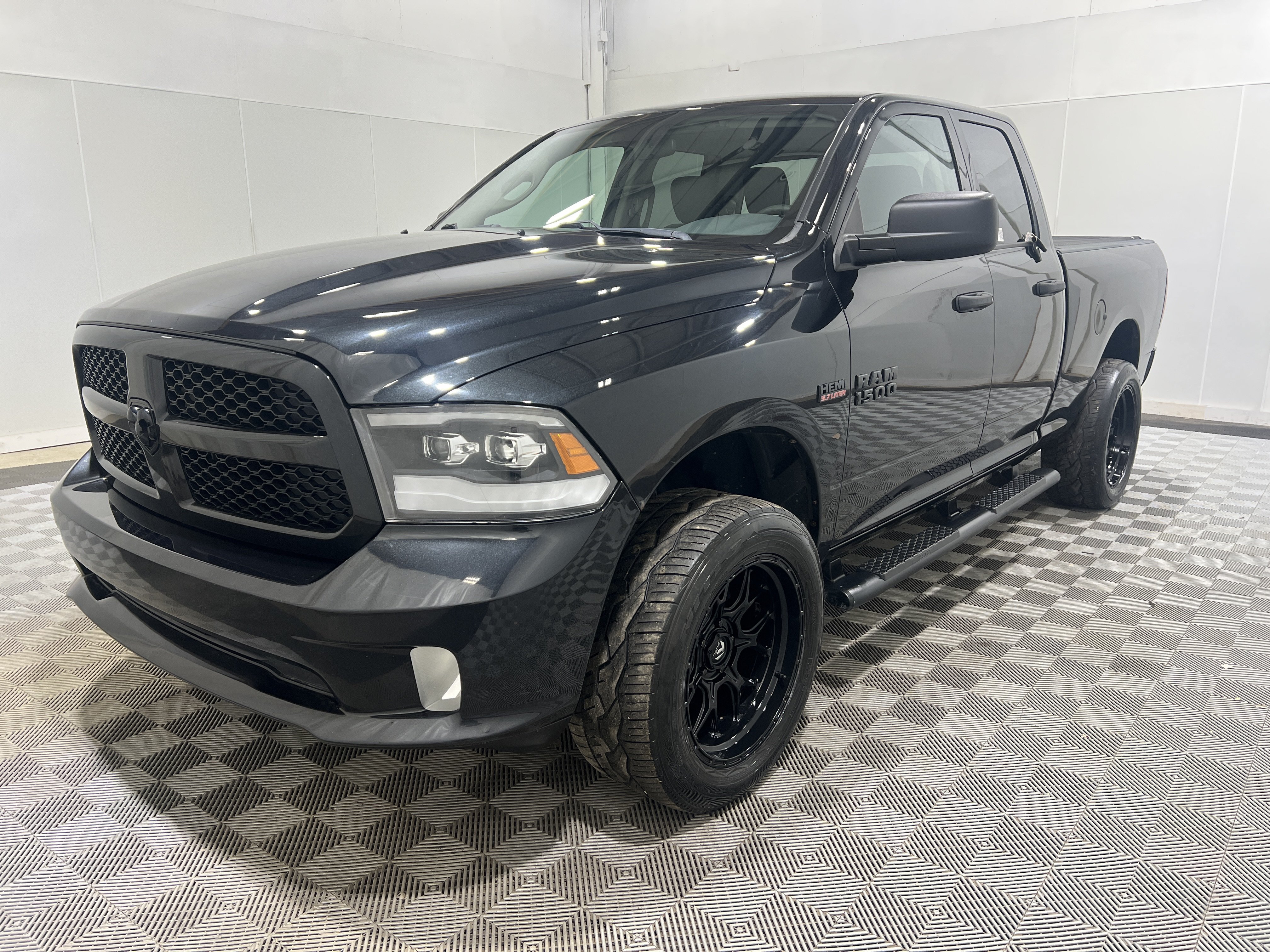 Used 2018 RAM 1500 Express w/ Express Value Package AWD/4WD image 1