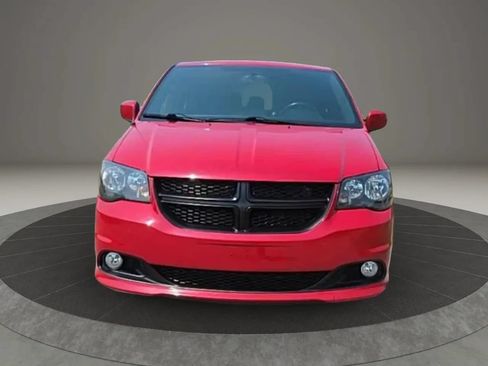 Used 2014 Dodge Grand Caravan SXT FWD image 2