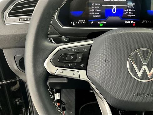 Used 2023 Volkswagen Tiguan SE w/ Panoramic Sunroof Package image 26