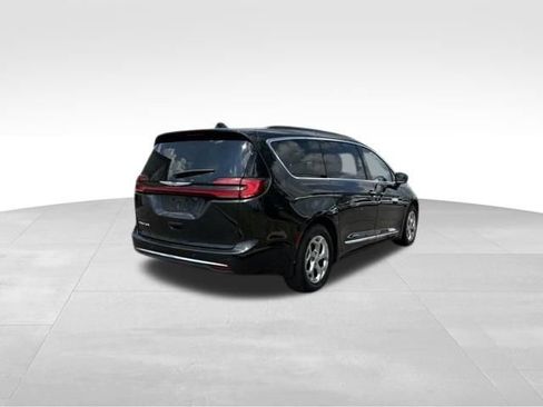 Used 2023 Chrysler Pacifica Limited FWD image 7