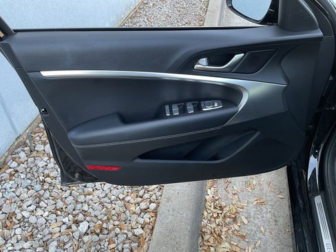 Used 2025 Genesis G70 2.5T image 12