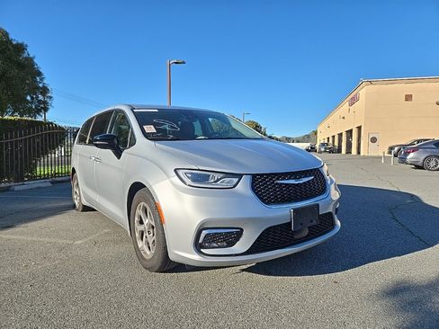 Used 2024 Chrysler Pacifica Limited image 2