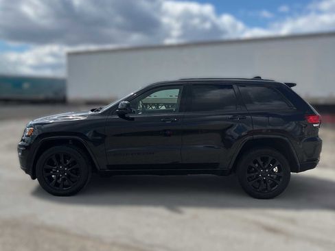 Used 2018 Jeep Grand Cherokee Altitude image 2