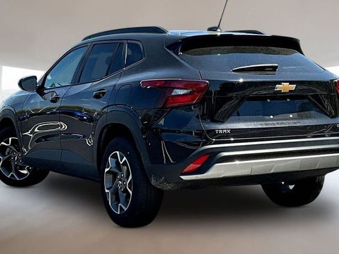 Used 2025 Chevrolet Trax LT FWD image 4