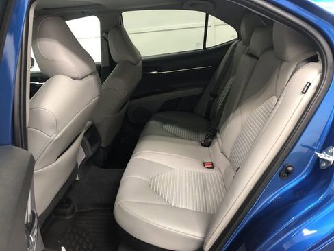 Used 2020 Toyota Camry SE w/ Sunroof Package image 27