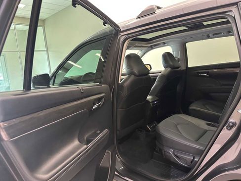 Used 2025 Toyota Highlander Platinum AWD/4WD image 24