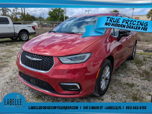 Used 2025 Chrysler Pacifica Select AWD/4WD image 4