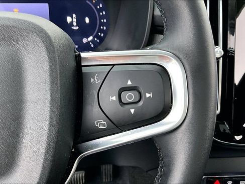 Certified 2025 Volvo XC40 B5 Plus AWD/4WD image 27