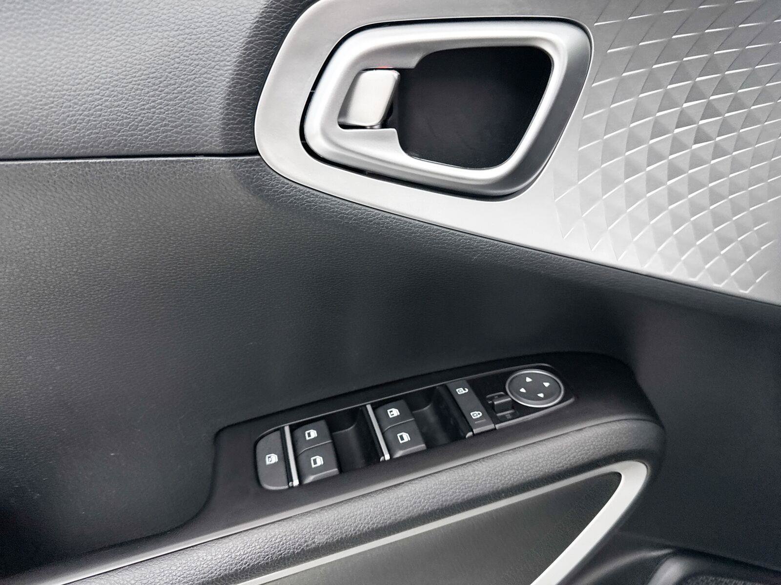 Used 2025 Kia Soul LX w/ LX Technology Package FWD image 20