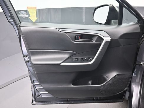Used 2021 Toyota RAV4 LE FWD image 9