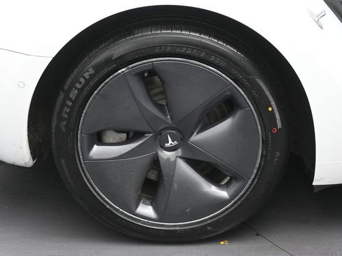 Used 2020 Tesla Model 3 Standard Range Plus RWD image 8