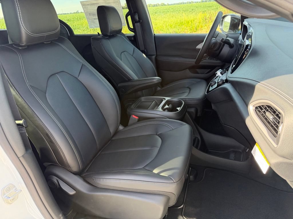 New 2027 Chrysler Pacifica Select FWD image 24