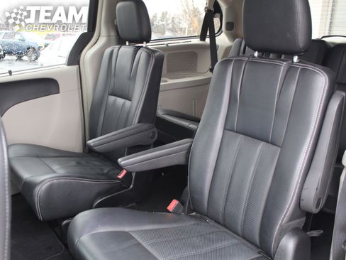 Used 2015 Chrysler Town & Country Touring-L w/ Driver Convenience Group image 22