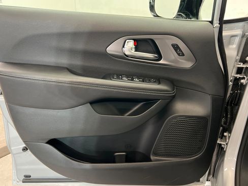 New 2026 Chrysler Pacifica Select image 14