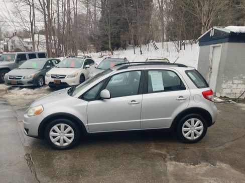 Used 2011 Suzuki SX4 AWD Hatchback image 3