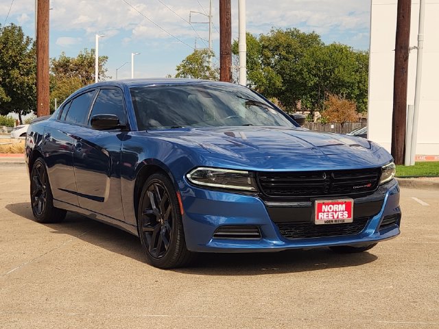 Used 2022 Dodge Charger SXT w/ Blacktop Package RWD image 2