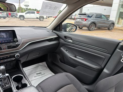 Used 2024 Nissan Altima 2.5 SV FWD image 16