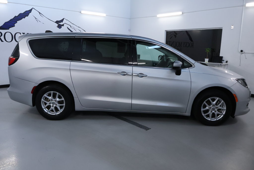 Used 2023 Chrysler Voyager LX FWD image 9