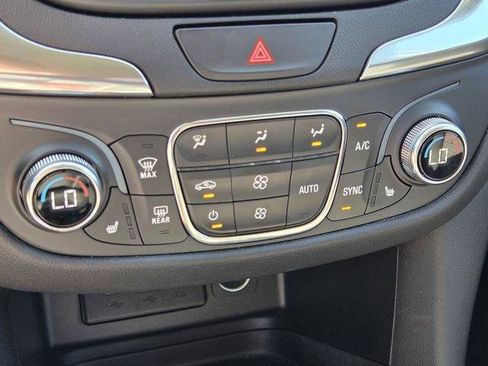 Used 2021 Chevrolet Equinox LT image 18