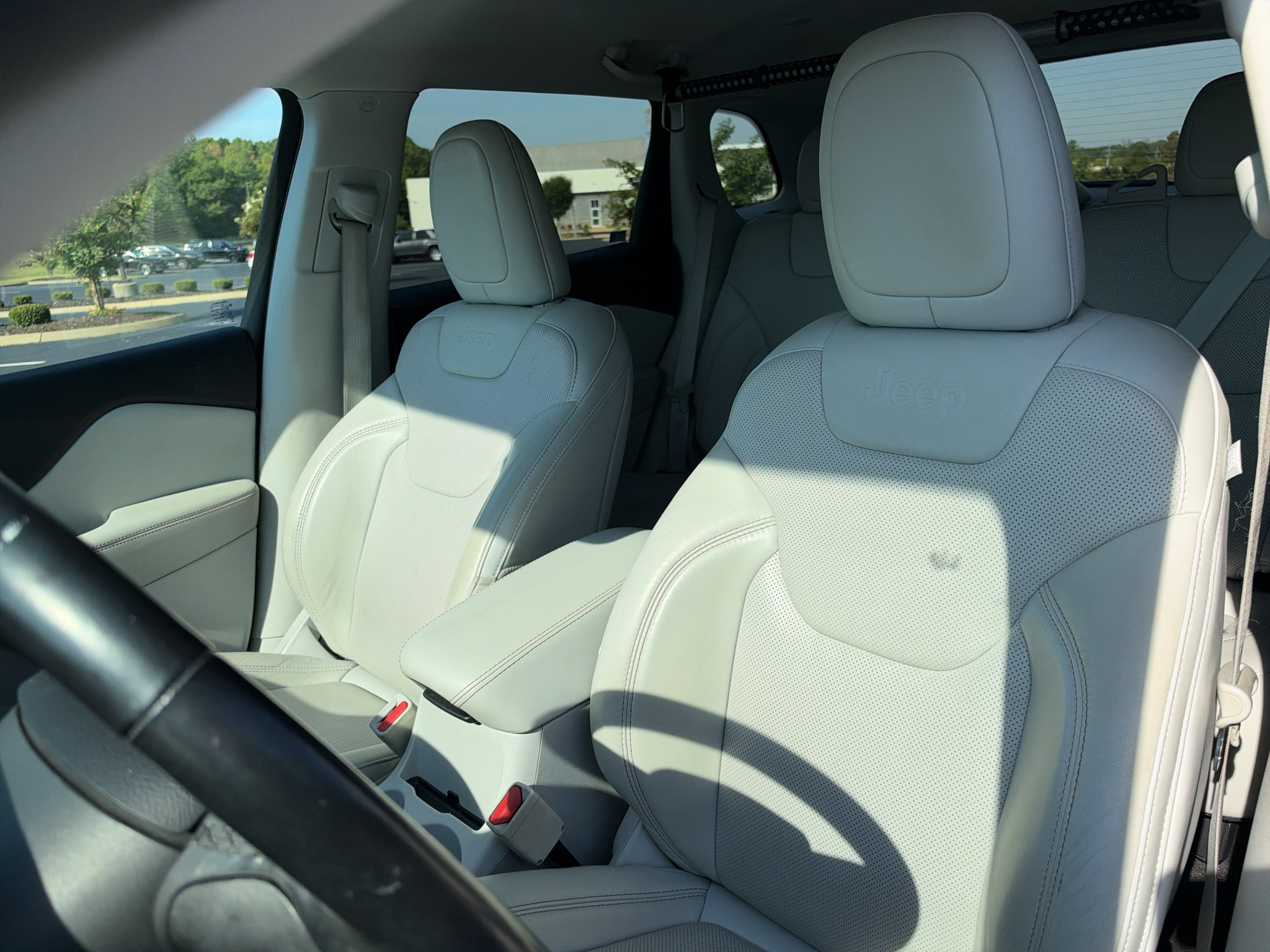 Used 2020 Jeep Cherokee Latitude Lux w/ Quick Order Package 2YH Lux FWD image 12