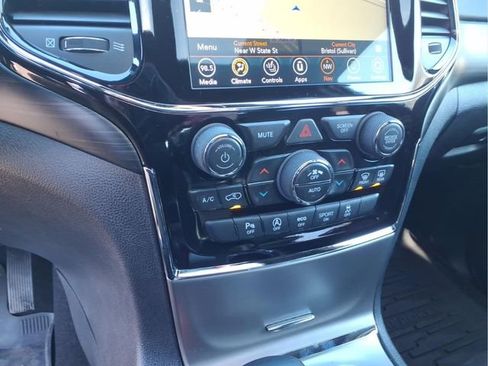 Used 2020 Jeep Grand Cherokee Altitude image 17
