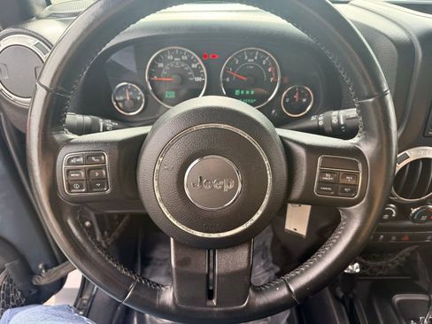 Used 2017 Jeep Wrangler Unlimited Sahara w/ Connectivity Group AWD/4WD image 16