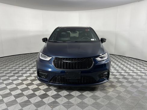 Certified 2024 Chrysler Pacifica Limited image 10