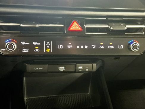 Used 2025 Kia Niro EX FWD image 16