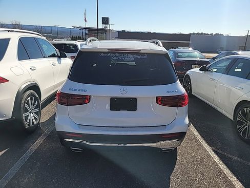 Used 2025 Mercedes-Benz GLB 250 4MATIC image 8