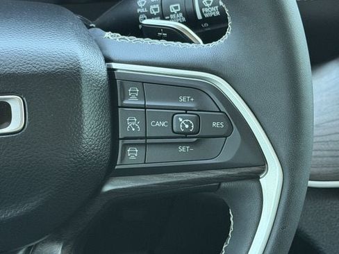 Used 2023 Jeep Grand Cherokee Limited w/ Black Appearance Package AWD/4WD image 15