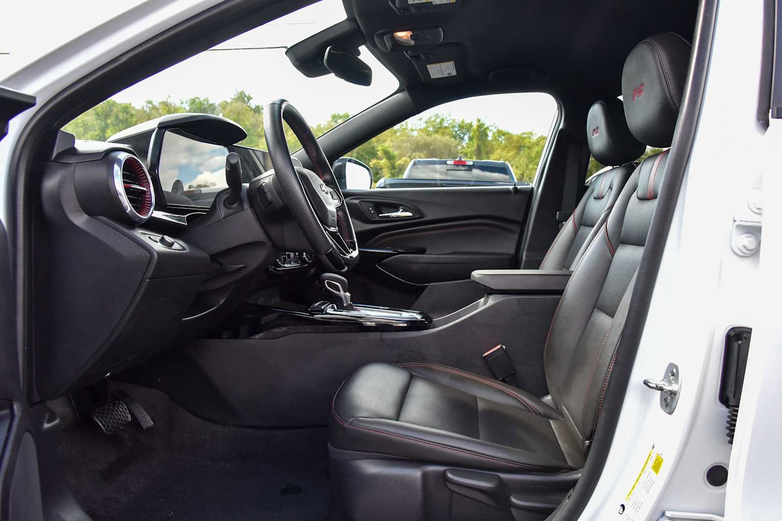 Used 2025 Chevrolet Trax RS FWD image 14