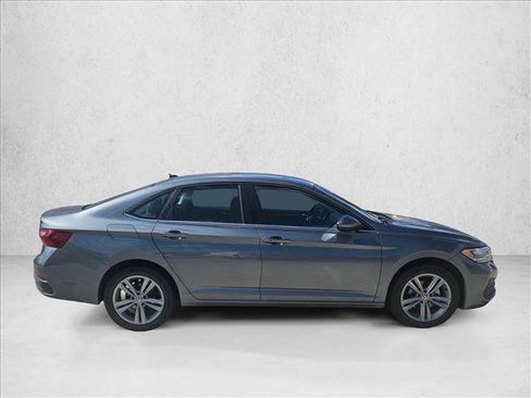Used 2024 Volkswagen Jetta SE FWD image 4
