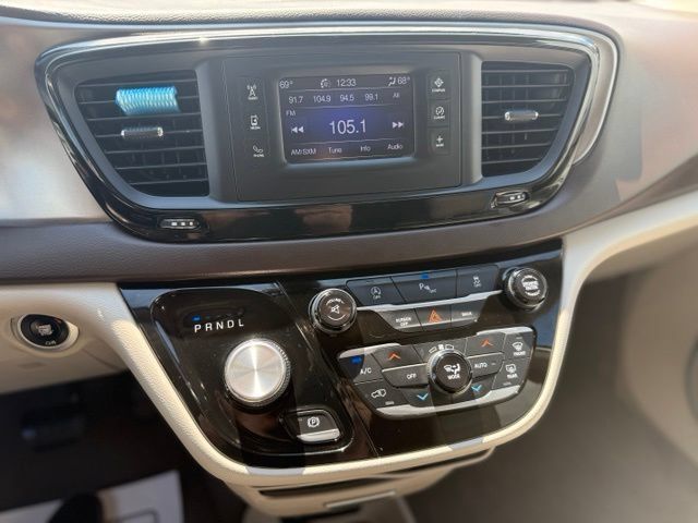 Used 2017 Chrysler Pacifica Touring-L FWD image 12