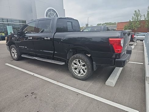 Used 2017 Nissan Titan SL image 3