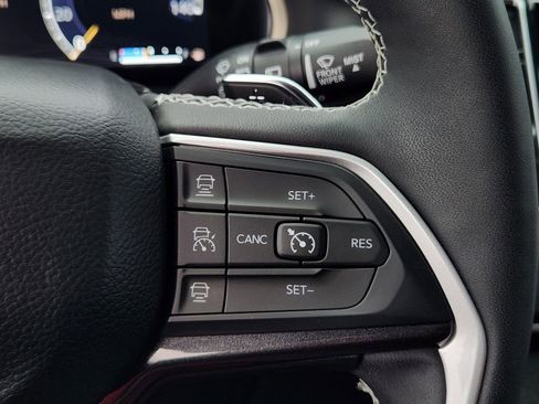 Used 2023 Jeep Grand Cherokee Altitude AWD/4WD image 30