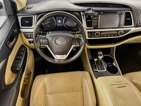 Used 2017 Toyota Highlander XLE AWD/4WD image 24