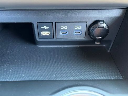 Used 2022 Toyota Highlander XLE AWD/4WD image 29